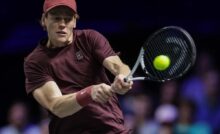 Jannik Sinner colpisce la pallina con la racchetta