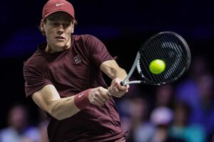 Jannik Sinner colpisce la pallina con la racchetta