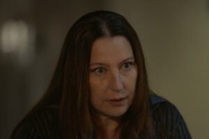 Guzide di Tradimento che parla con gli occhi lucidi