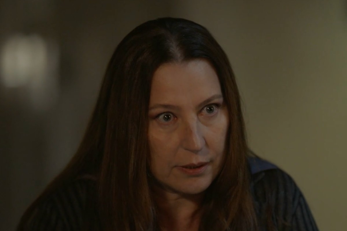 Guzide di Tradimento che parla con gli occhi lucidi