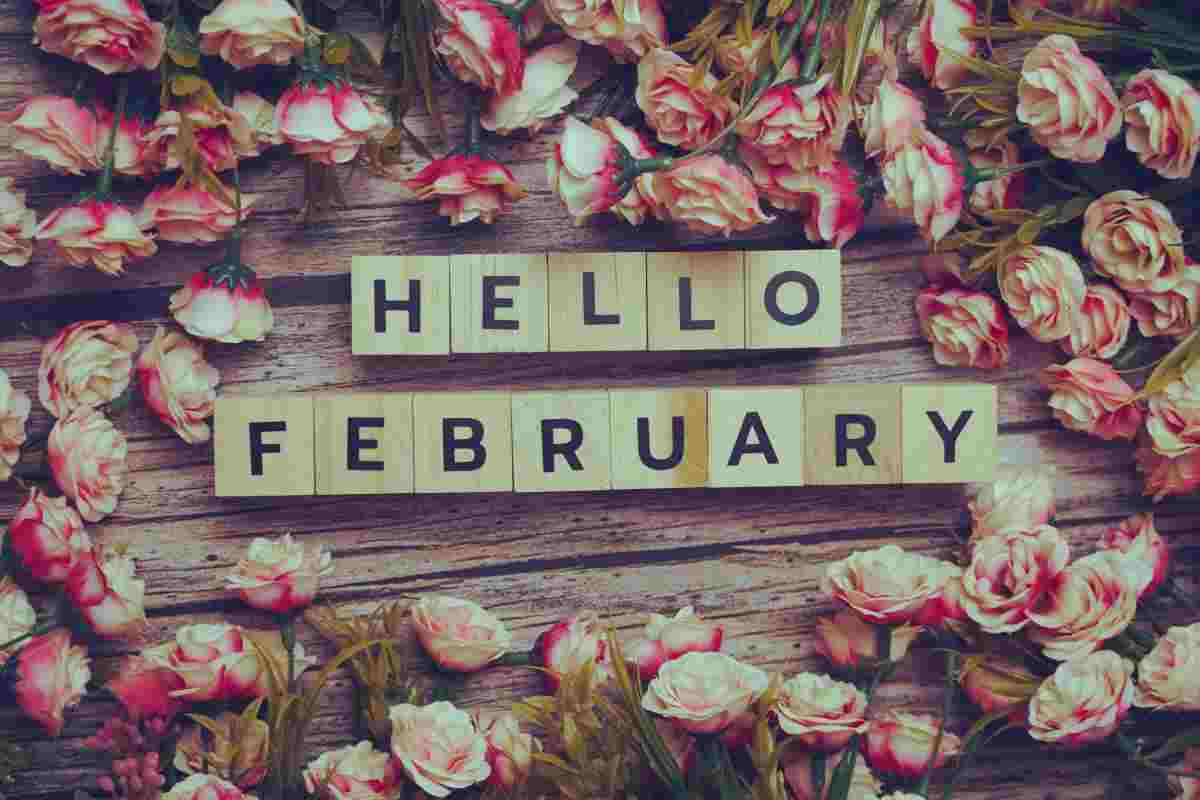 La scritta 'Hello February' con dei fiori intorno